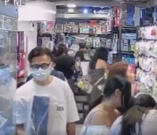 賊人手拿貨品走出門口。Threads@mastery_toys影片截圖