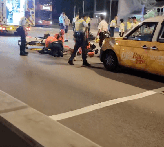 事發時，意外現場附近正因爆水管事故封路，有目擊意外的街坊隨即通知對面處理水管問題的警員協助。