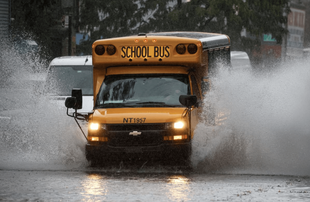 023 年 9 月 29 日，美国纽约市布鲁克林区，热带风暴奥菲莉亚的残馀给大西洋中部和东北部带来洪水，一辆校车在被洪水淹没的街道上行驶。 路透社