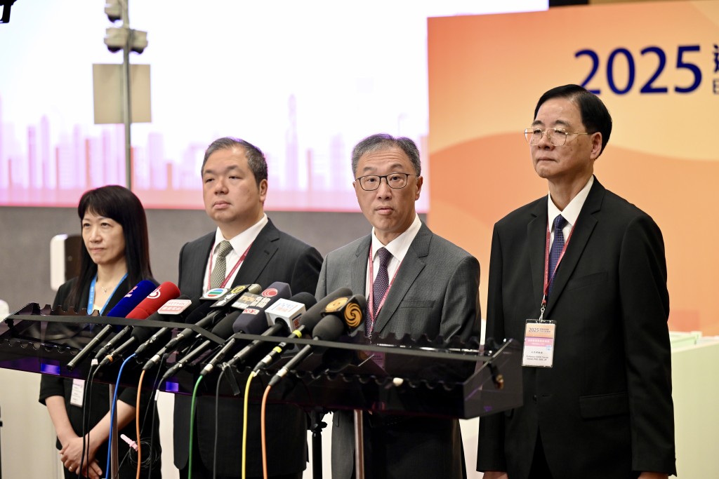 選管會主席陸啟康(右二)見傳媒。劉駿軒攝 選管會主席陸啟康(右二)見傳媒。劉駿軒攝