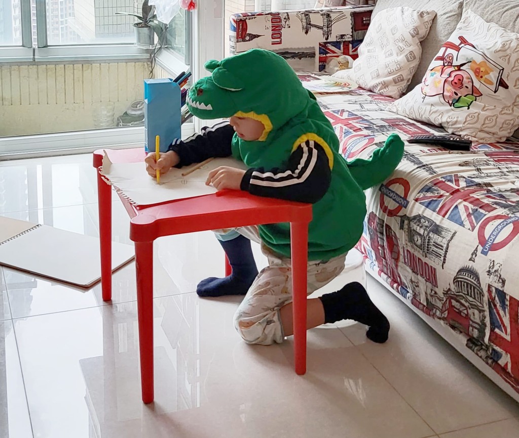 邓仲颐鼓励儿子在家自由创作。