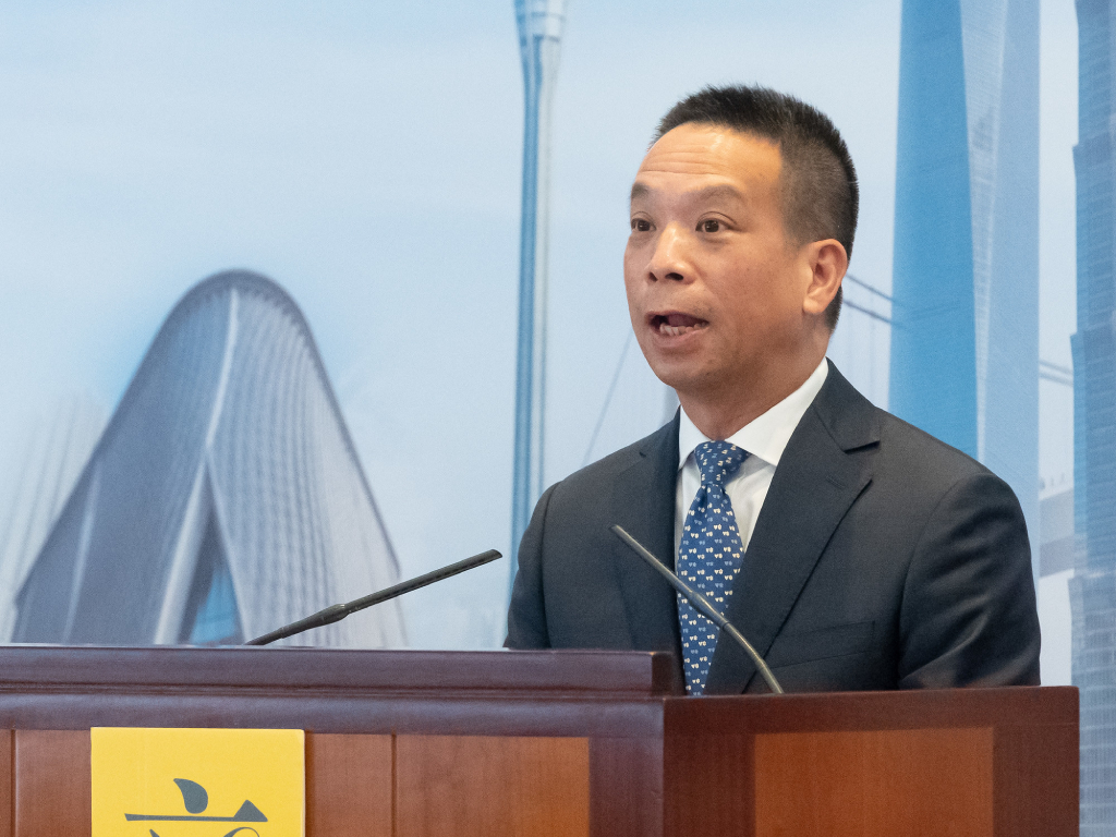 黄柳权向立法会议员宣讲。立法会提供