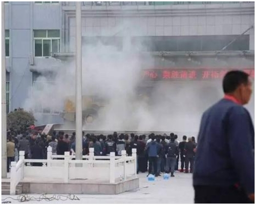 消息指，山水水泥大股東聚眾衝擊山水集團總部。網上圖片