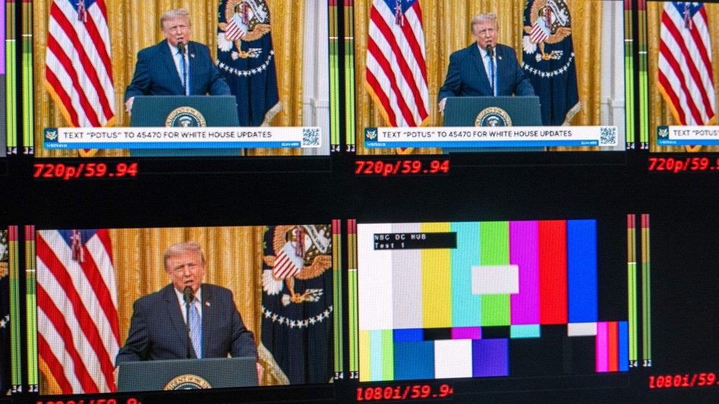 特朗普就美国选举问题发表黄金时段演说，NBC（右下）无直播讯号。 路透社