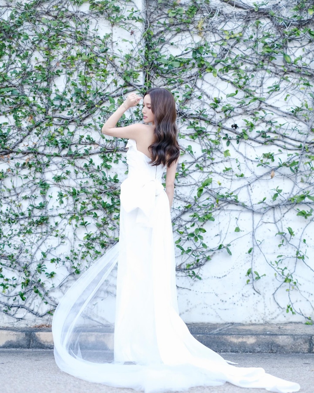 鄺潔楹在去年的台慶夜，穿上這條白色晚裝。