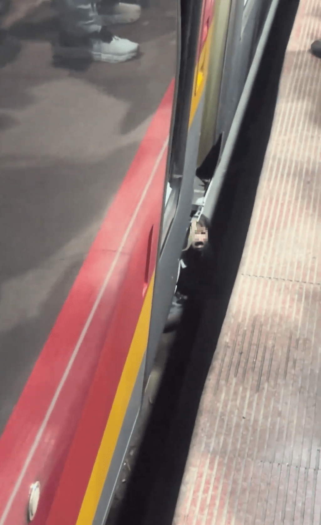 女童深圳北站落車不慎跌落月台空隙受驚嚎哭。 女童深圳北站落車不慎跌落月台空隙受驚嚎哭。