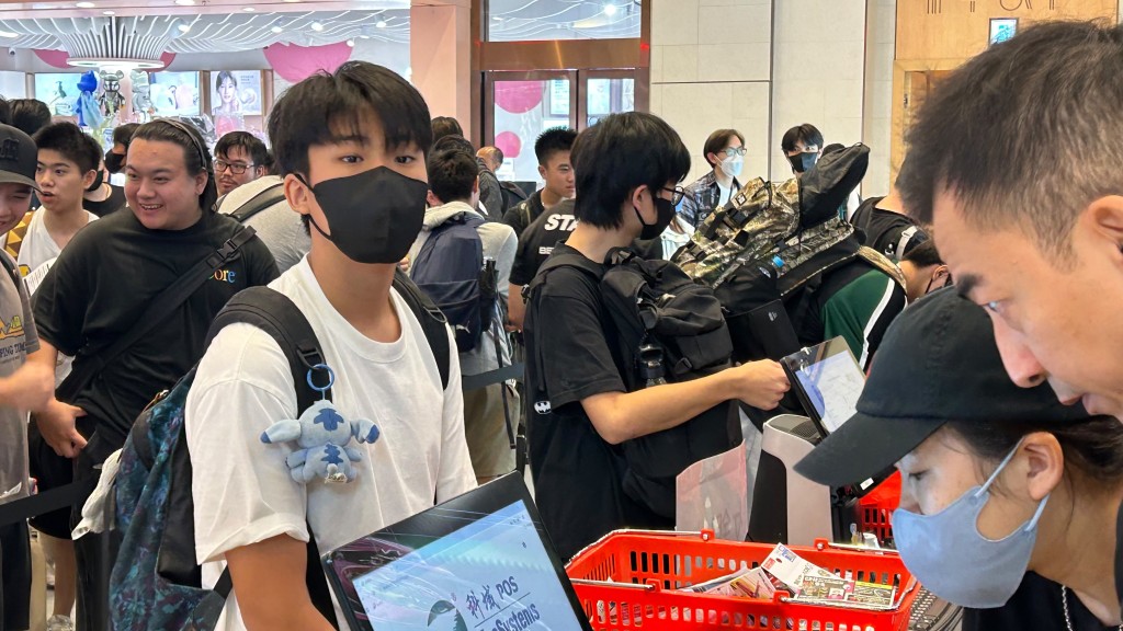 14歲少年H先生入場購買限定版陀螺,直言「有幾多買幾多」。 14歲少年H先生入場購買限定版陀螺,直言「有幾多買幾多」。