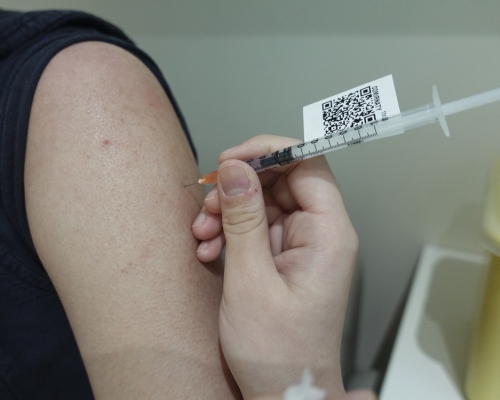 男子曾於離世前8日接種第二劑復必泰新冠疫苗。資料圖片