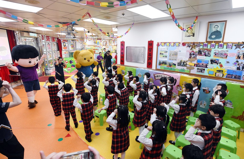 《安熊童樂會》校園巡禮工作坊日前在旺角天主教明我幼稚園(奧運校)舉行,透過講故事、互動遊戲等多元化形式,讓小朋友明瞭「國安家好」的意義。 何君健攝 《安熊童樂會》校園巡禮工作坊日前在旺角天主教明我幼稚園(奧運校)舉行,透過講故事、互動遊戲等多元化形式,讓小朋友明瞭「國安家好」的意義。 何君健攝