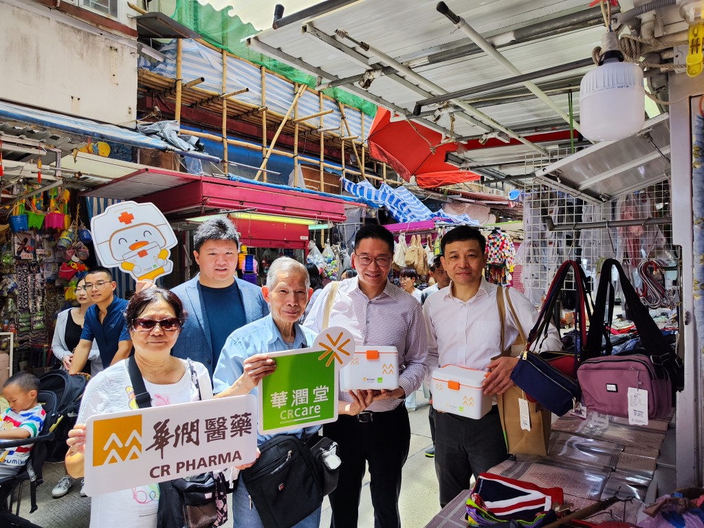 启动礼后，随即向排档及小商户送赠爱心药箱，展开关爱社区的长效捐赠活动。
