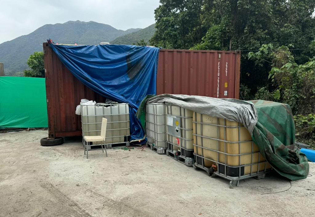 警方聯同消防處搗破一個懷疑非法加油站，並檢獲約800公升懷疑未完稅汽油。警方提供