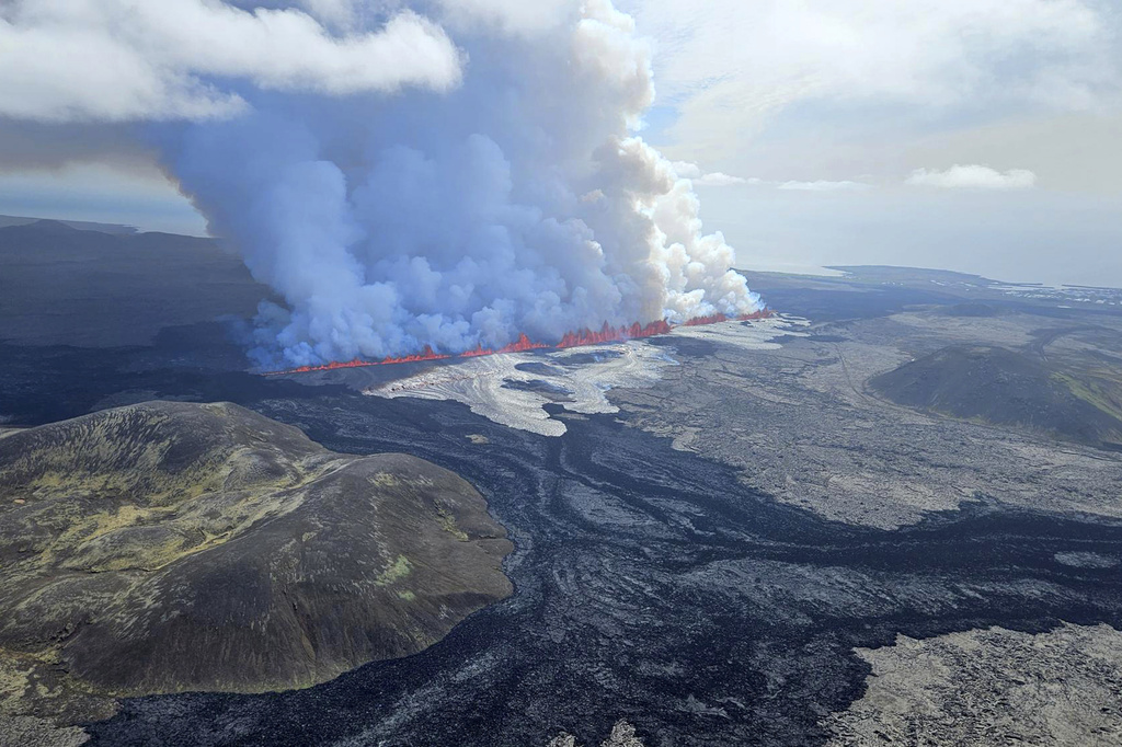 冰岛西南部火山再次爆发。美联社