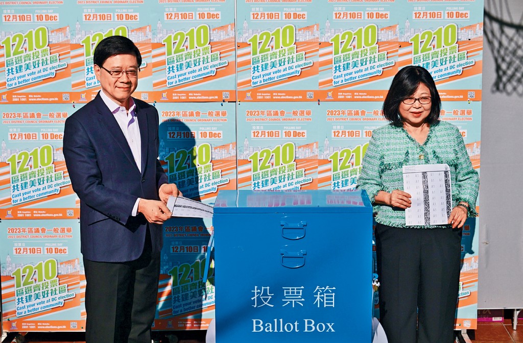行政長官李家超偕同太太，到高主教書院票站投票。