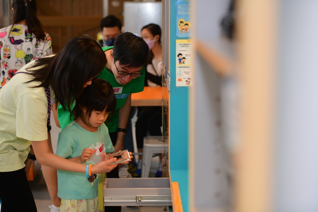 场内展出不同昆虫及大自然标本，激发一家大小的好奇心，齐齐发掘新事物。