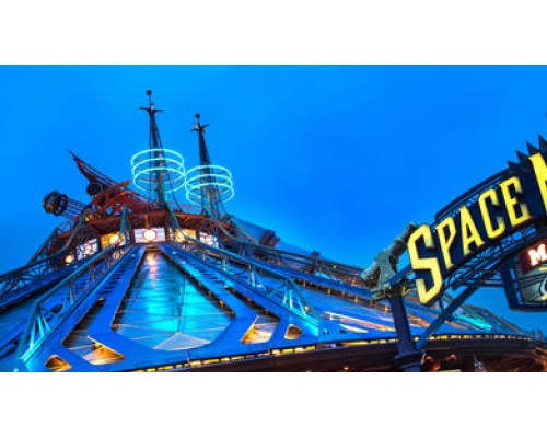 迪士尼招牌游乐设施「飞越太空山」。