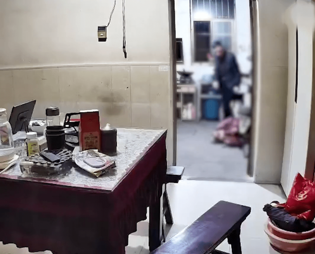 母親被追打至廚房倒地不起。