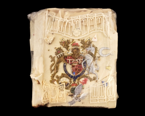 這塊白色扁桃仁糖霜蛋糕有40年歷史、裝飾著英國皇室徽章。網圖