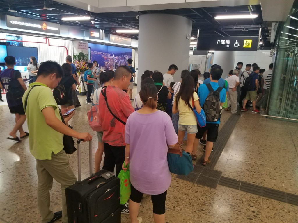 西九龍站B2層升降機排長龍。