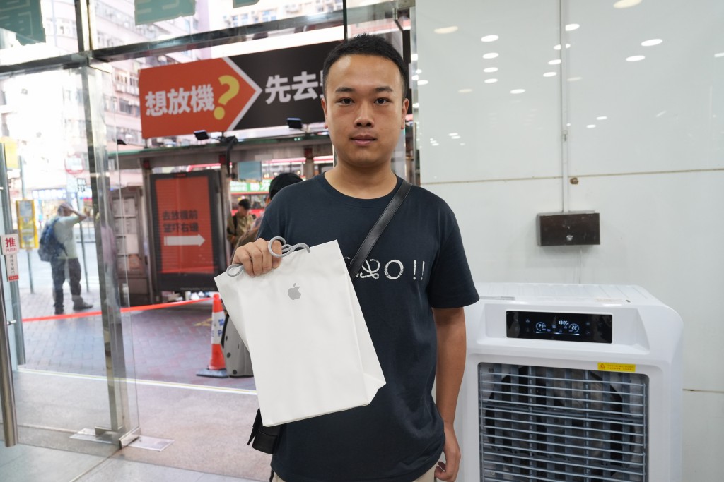 深圳旅客張先生第一次專程來港到先達放機,他的一部白色512Gb賺了4000多。 深圳旅客張先生第一次專程來港到先達放機,他的一部白色512Gb賺了4000多。