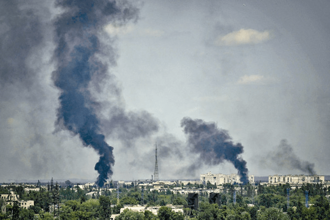 俄乌在乌东的激战持续，北顿涅茨克市区约一半已被俄军占领。