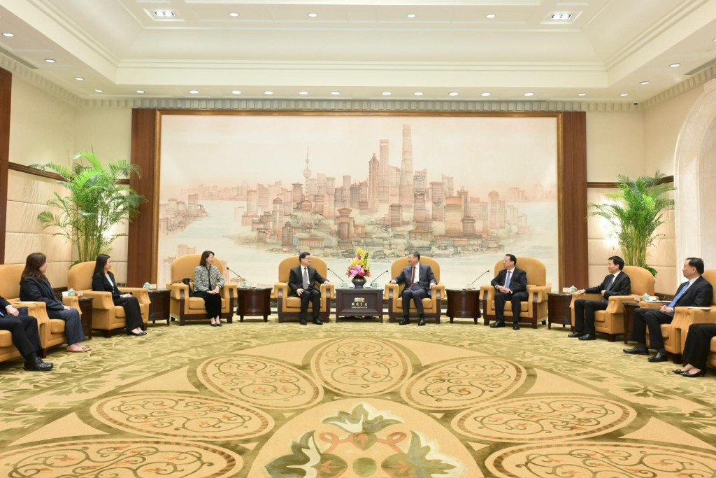 行政長官李家超(左四)今日在上海與上海市委書記陳吉寧(右四)和上海市市長龔正(右三)會面。行政長官辦公室主任葉文娟(左三)亦有出席。政府新聞處 行政長官李家超(左四)今日在上海與上海市委書記陳吉寧(右四)和上海市市長龔正(右三)會面。行政長官辦公室主任葉文娟(左三)亦有出席。政府新聞處