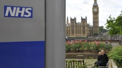 NHS是英国国家医疗服务系统。路透社
