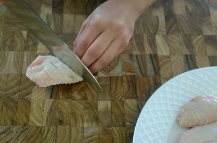 或用刀每邊切3下，都可以令雞翼醃料更入味。（圖片來源：Youtube@&Tasty kitchen美味小廚）