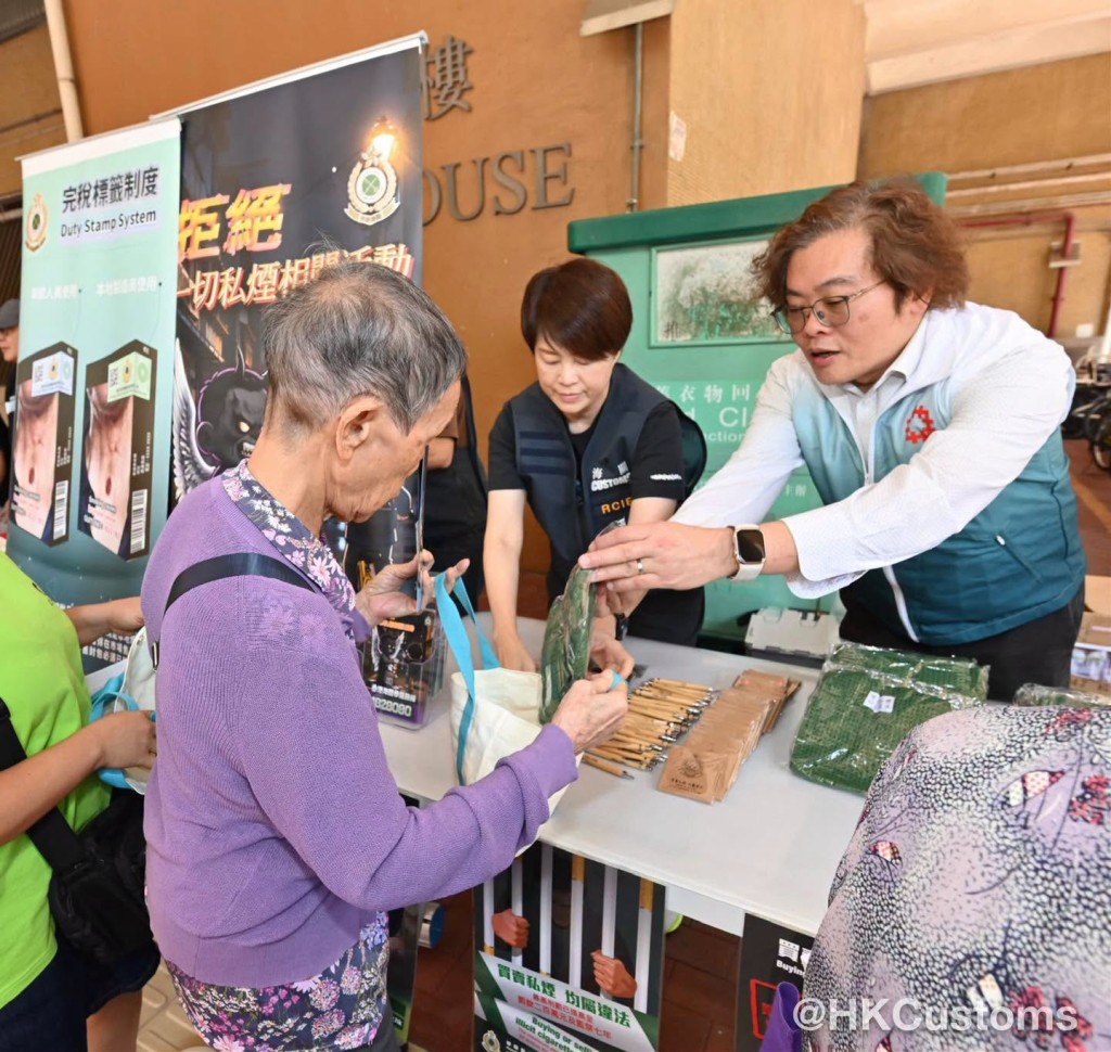 海關亦呼籲市民切勿以身試法買賣私煙。 海關亦呼籲市民切勿以身試法買賣私煙。