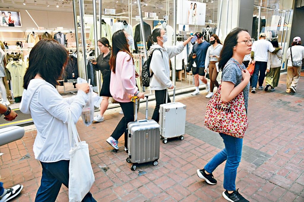 內地下月推行自由行新措施,西安及青島旅客可來港自由行。