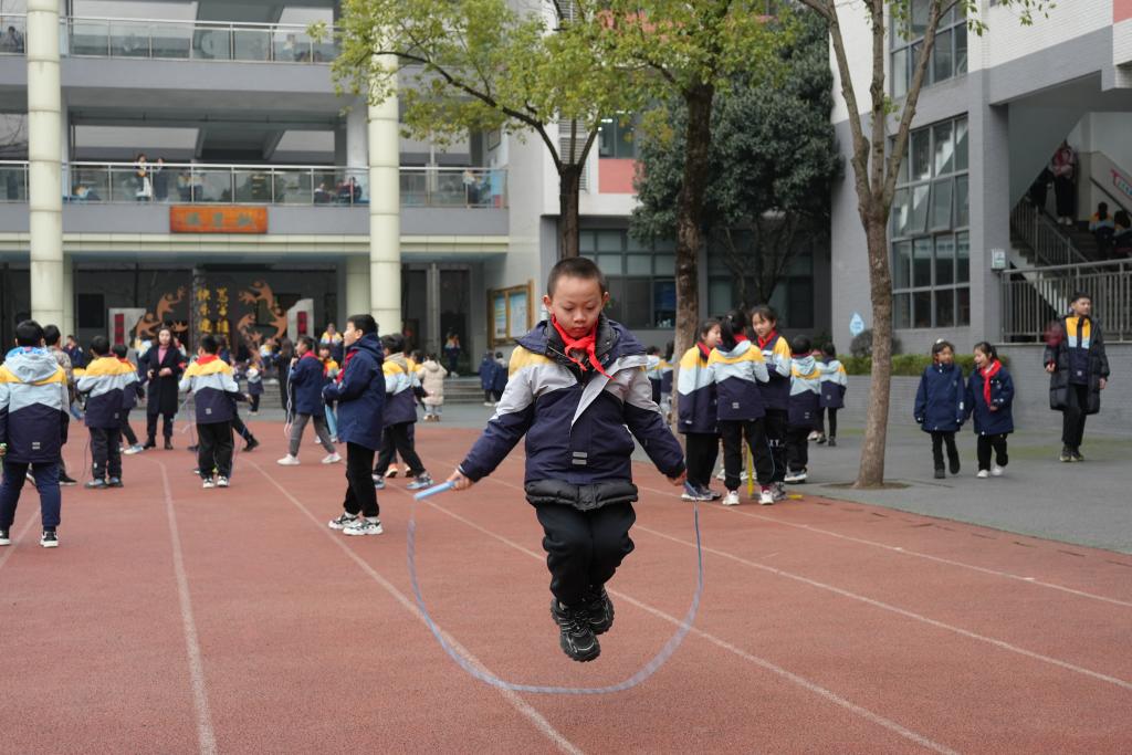 上海擬斥¥1.4億購買運動手環派給中小學生,採集運動數據。新華社 上海擬斥¥1.4億購買運動手環派給中小學生,採集運動數據。新華社
