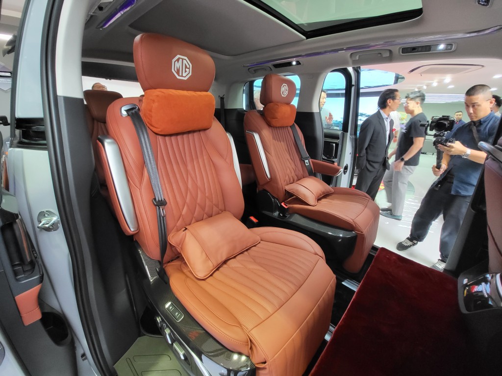 全新MG M9 CE Launch Edition豪装特别版电动七人车，车厢隔音全面加强，配合意大利真皮包裹的座椅及门壁