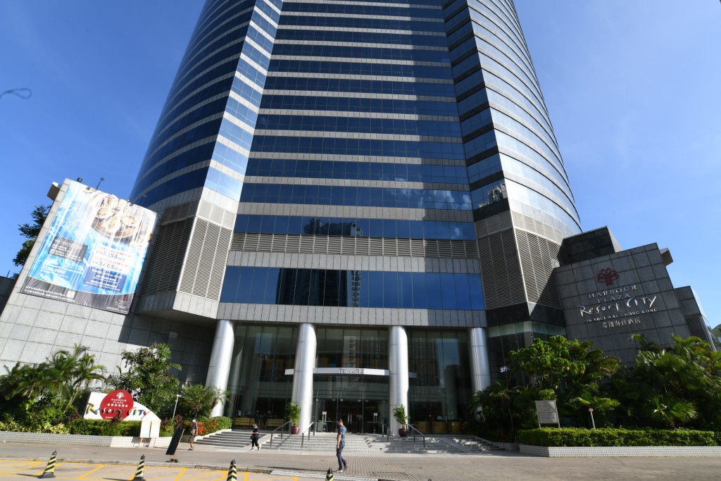 長實曾建議把酒店用地補地價後起樓。(圖為嘉湖海逸酒店)