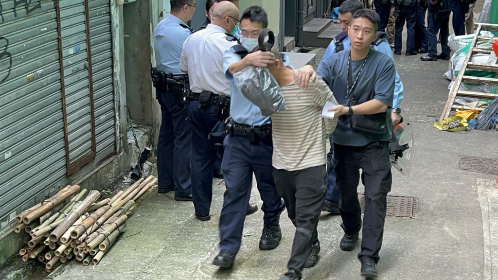 其中一名工人为逾期居留内地男，他被捕带署。杨伟亨摄
