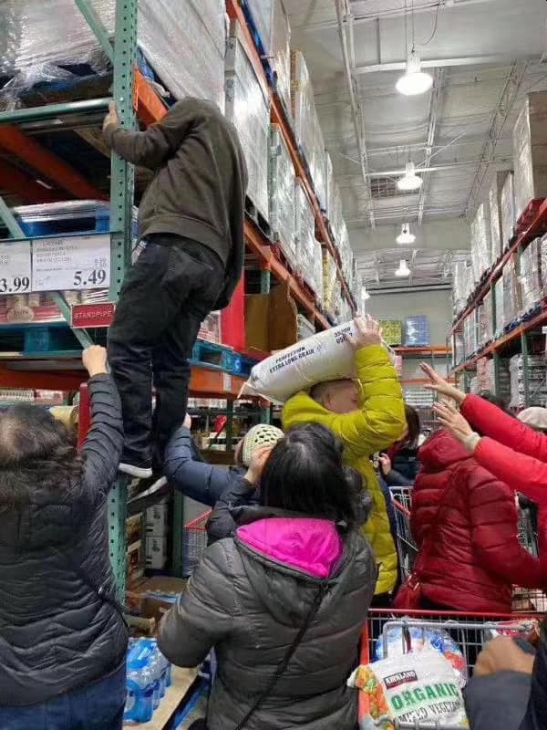 有人為了拿在高處的商品爬到貨架上。(網圖)