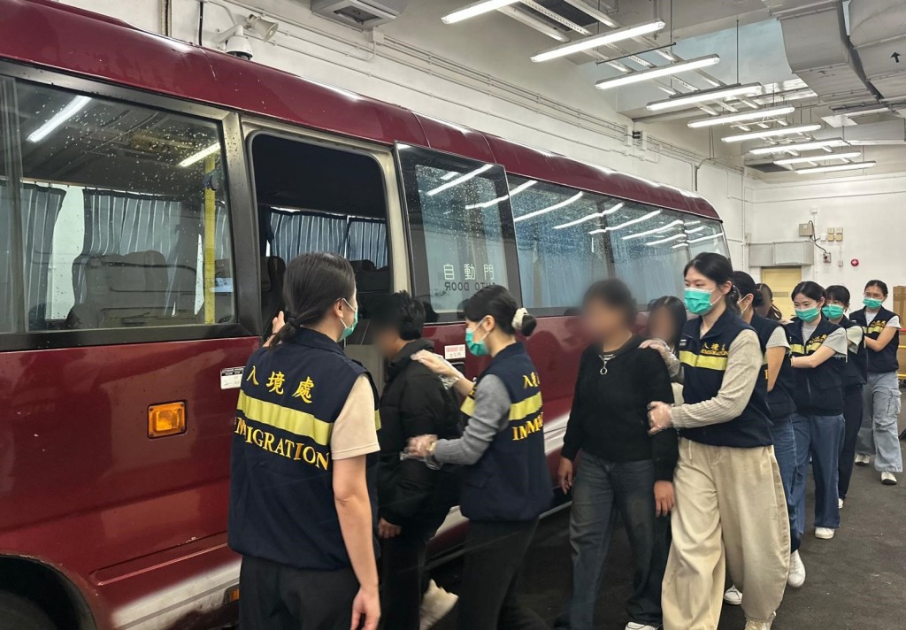 被遣返人士在入境處人員押送下離開羈押地點前往機場。 被遣返人士在入境處人員押送下離開羈押地點前往機場。
