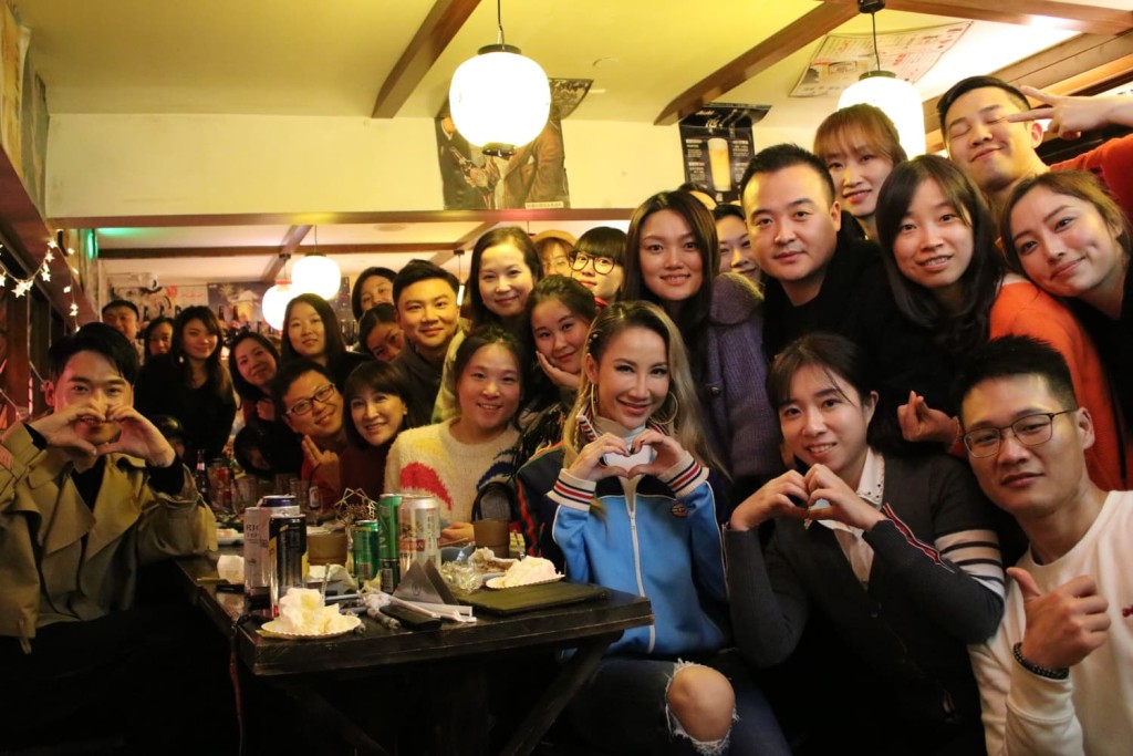 李玟家人表示，籌備製作其紀錄片，以生命影響生命。