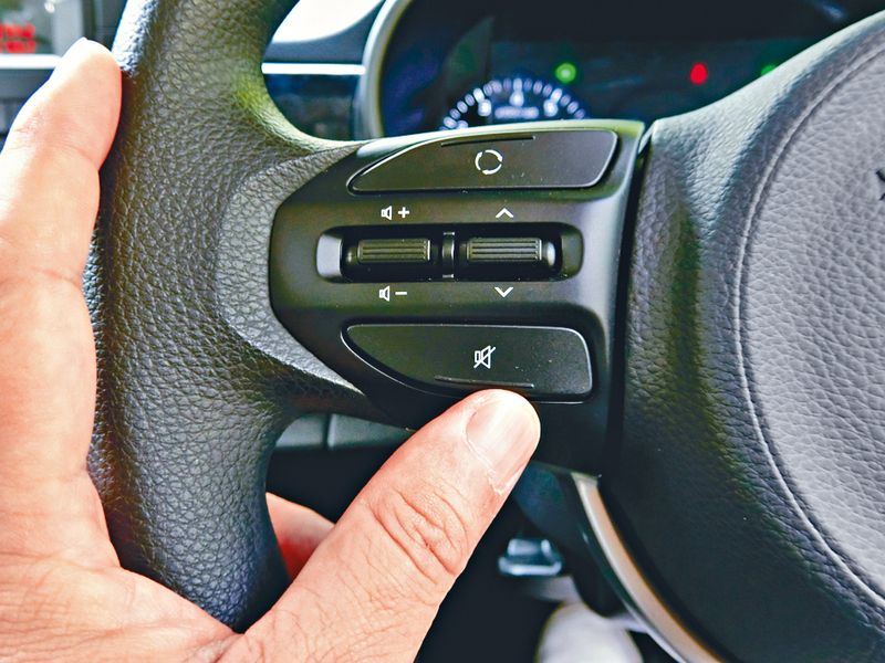 ●?盤設有音響系統遙控鍵。