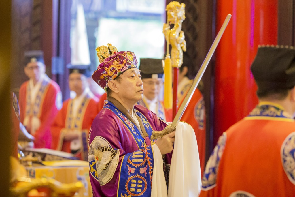 黃大仙信俗的代表、嗇色園黃大仙祠監院（義覺）道長李耀輝博士。