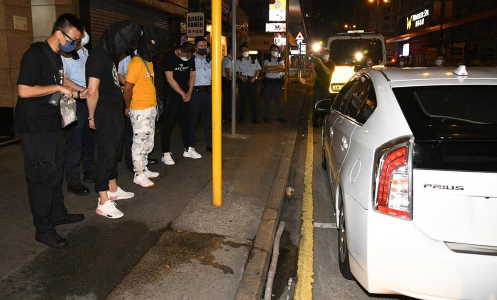 警方在彌敦道截車起毒拉人。