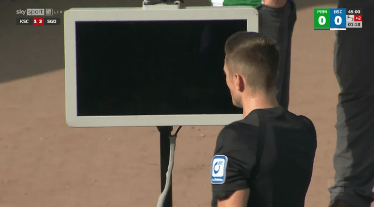 极端球迷「掹插苏」 阻球证睇VAR。网上截图