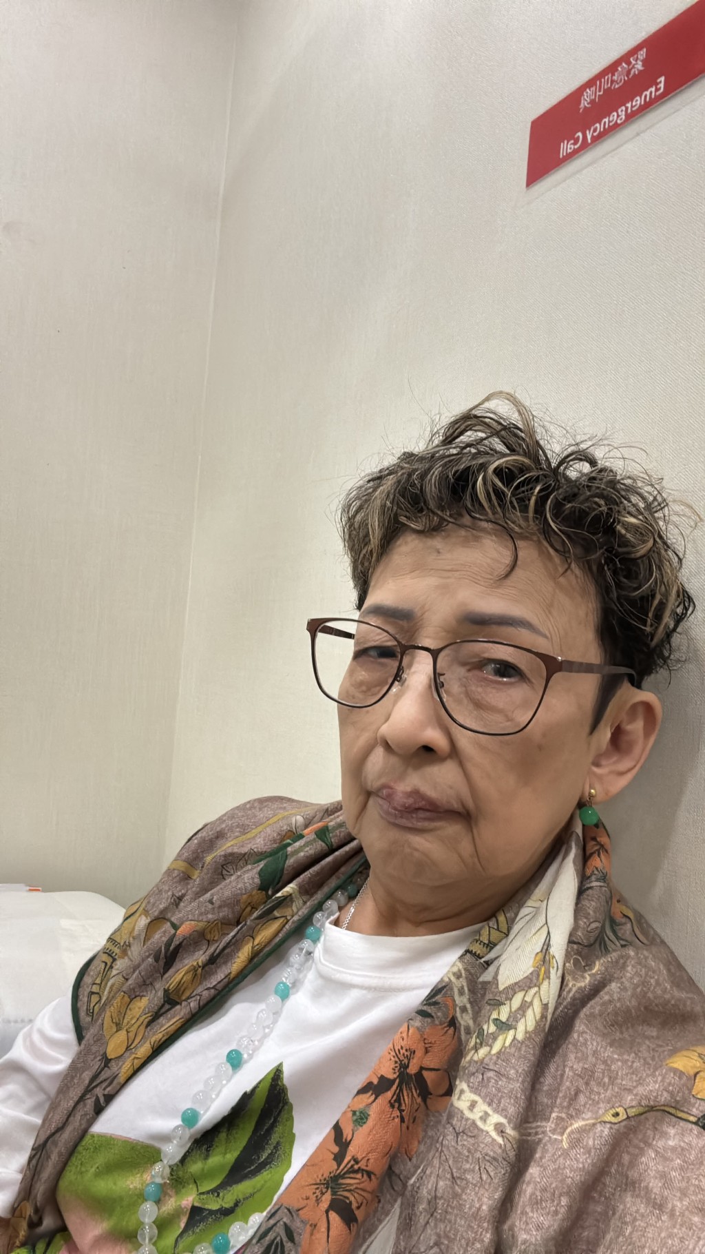 馮素波一臉病容休息。 馮素波一臉病容休息。