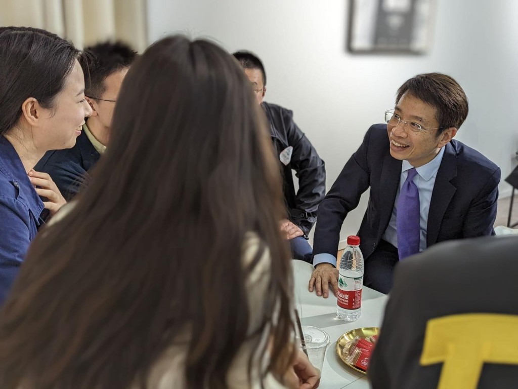 公务员事务局常任秘书长梁卓文（右一）昨日与在京港生会面。杨何蓓茵FB图片