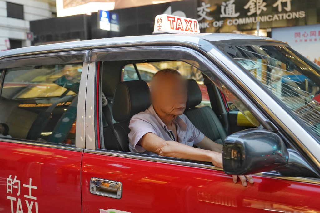 政府擬將商用車輛司機提交體檢證明的年齡門檻由70歲降至65歲。資料圖片 政府擬將商用車輛司機提交體檢證明的年齡門檻由70歲降至65歲。資料圖片