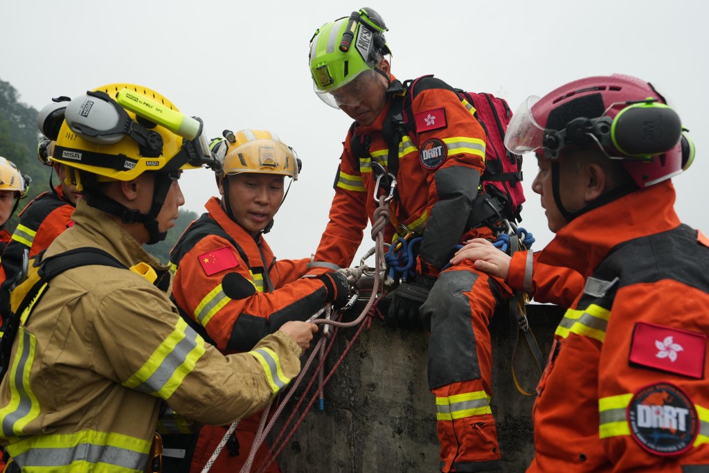 香港與澳門救援人員合作架設繩索系統進行救援。政府新聞處