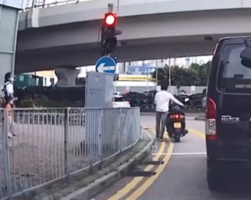 電單車司機遇紅燈後,落車用手推過斑馬線。「香港突發事故報料區」片段截圖