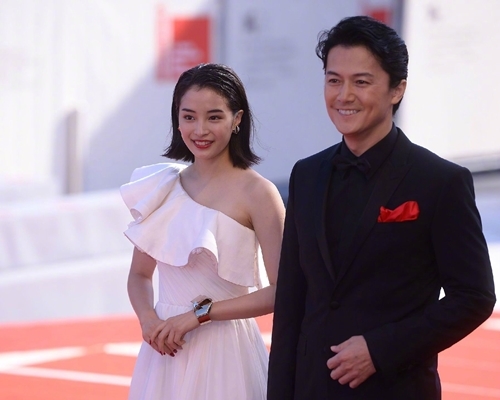 广濑铃、福山雅治「黑白配」行红地毡。