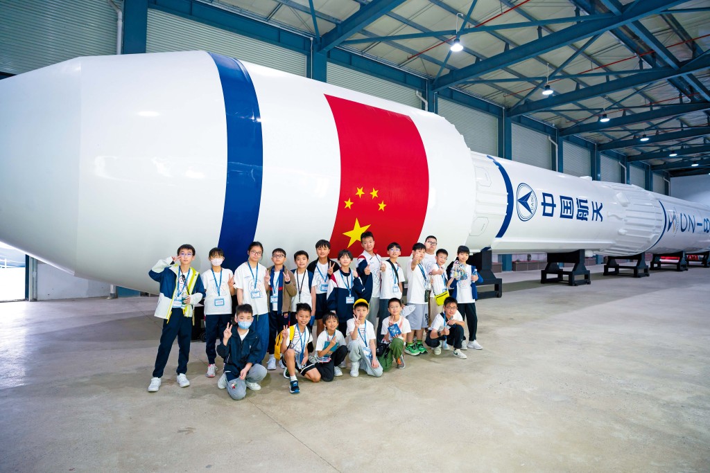 除了觀看火箭發射實況，學生更在專業導師指導下，參與「太空種子」對比實驗等科學項目。