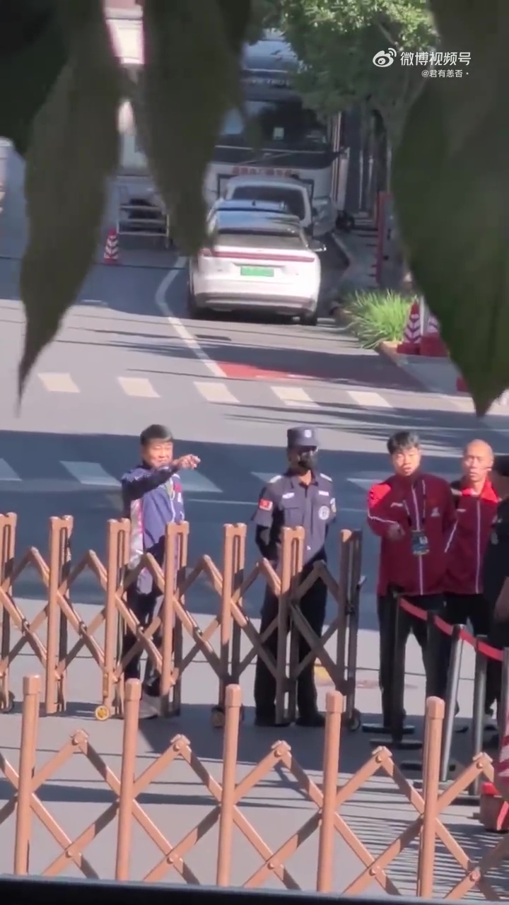 王皓指向圍堵叫罵的極端球迷。 王皓指向圍堵叫罵的極端球迷。