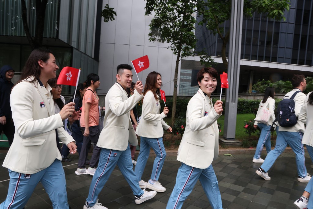   奧運港將參加勝利巡遊，黃鎮廷及杜凱琹揮旗慶祝。徐嘉華攝