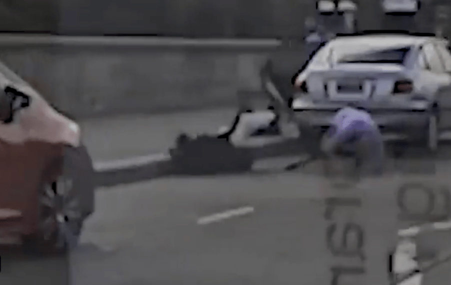 網上影片顯示，50歲的槍手賽義德·阿克拉姆從其汽車走出來時，正在散步的鮑里斯見狀即將對方撲倒在地。X@TridentxIN